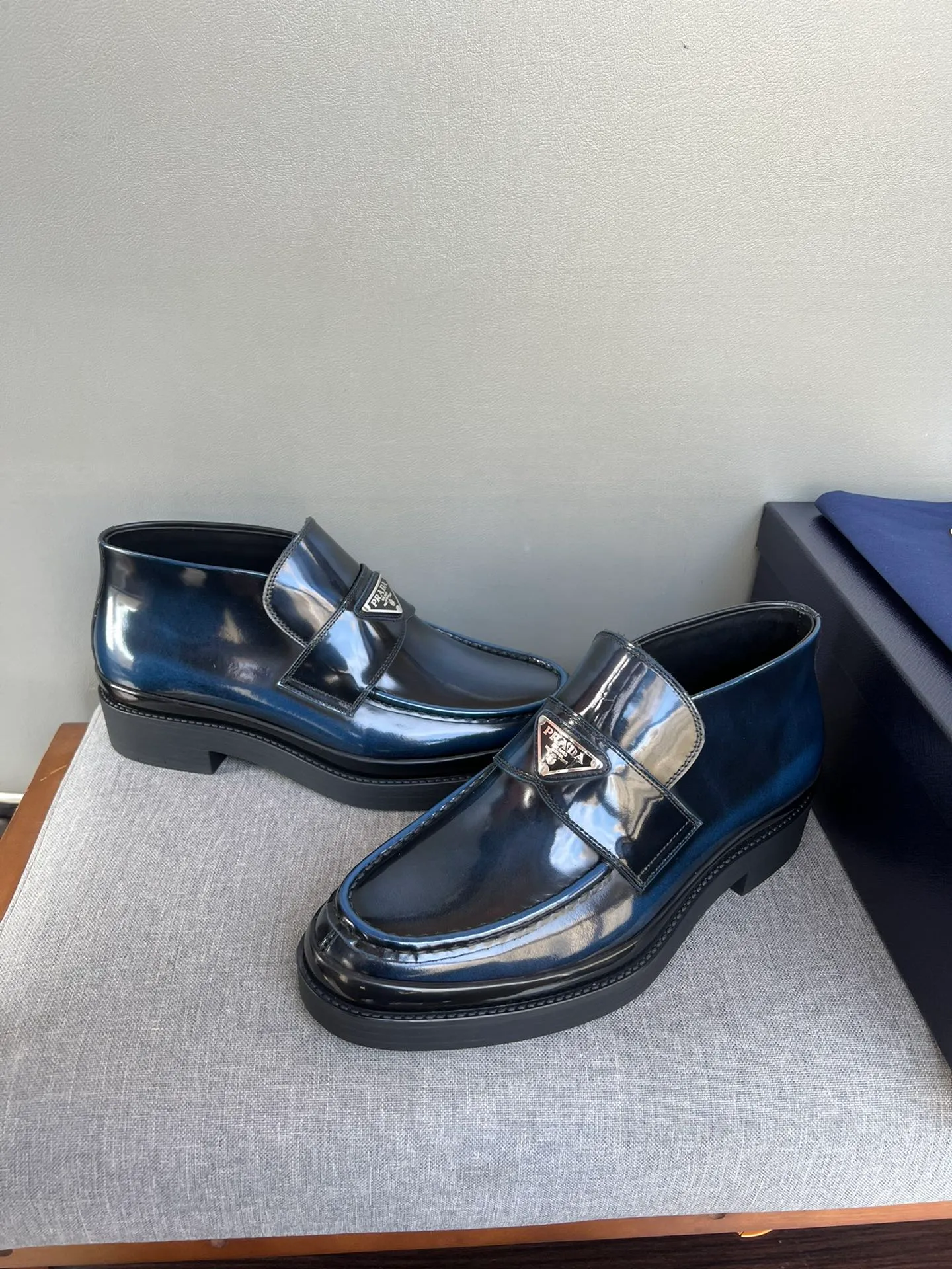Batch of 1000💰Exclusive hot-selling new Prada Chelsea thick-soled men's shoes, naked boots, imported calf leather on the surface, cow leather on the lining, the outsole is made of private model TPU material, the frosted effect is consistent with the original version, 39-44 in stock (38, 45 custom-made, non-refundable)